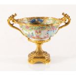 Coppa in porcellana Famiglia Rosa, Cina - Canton, XIX secolo.Decorazione in policromia con scene di