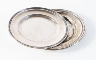 Coppia di piattini in argento, Italia, XX secolo.Recano alla base punzoni 800 - altri punzoni, gr.