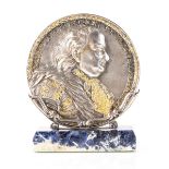 Argenteria Stefani, Grande medaglia commemorativa in argento lavorato a sbalzo e vermeil, Bologna,