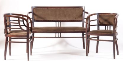 Lotto composto da divano e due poltrone, Austria, inizi del XX secolo.Struttura in legno lavorato,