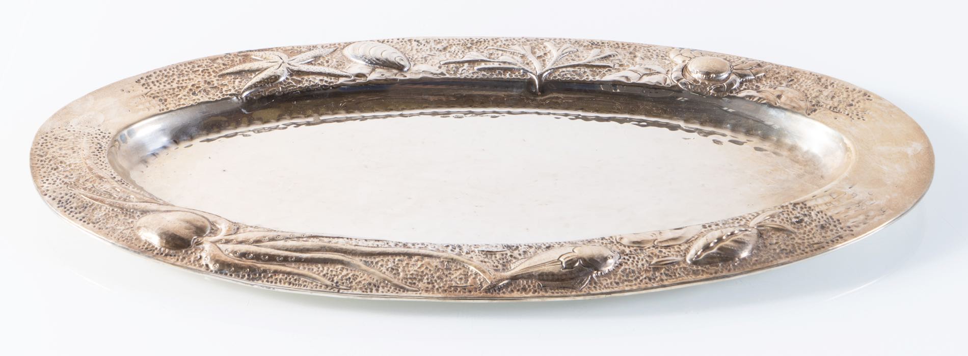 Grande vassoio in argento 925 fatto e cesellato a mano, Firenze, XX secolo. Forma ovale con