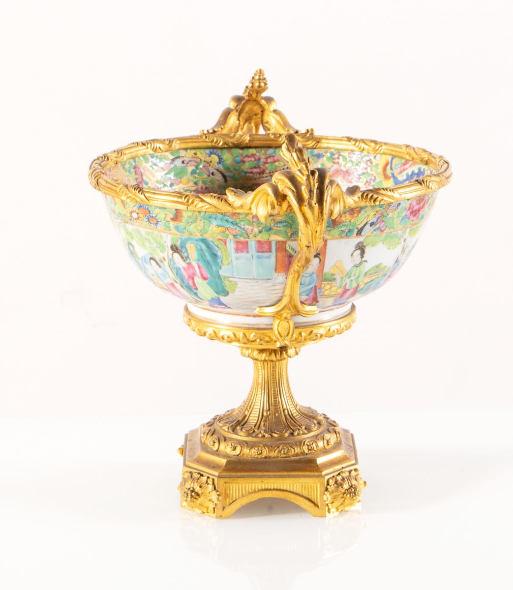 Coppa in porcellana Famiglia Rosa, Cina - Canton, XIX secolo.Decorazione in policromia con scene di - Image 2 of 2