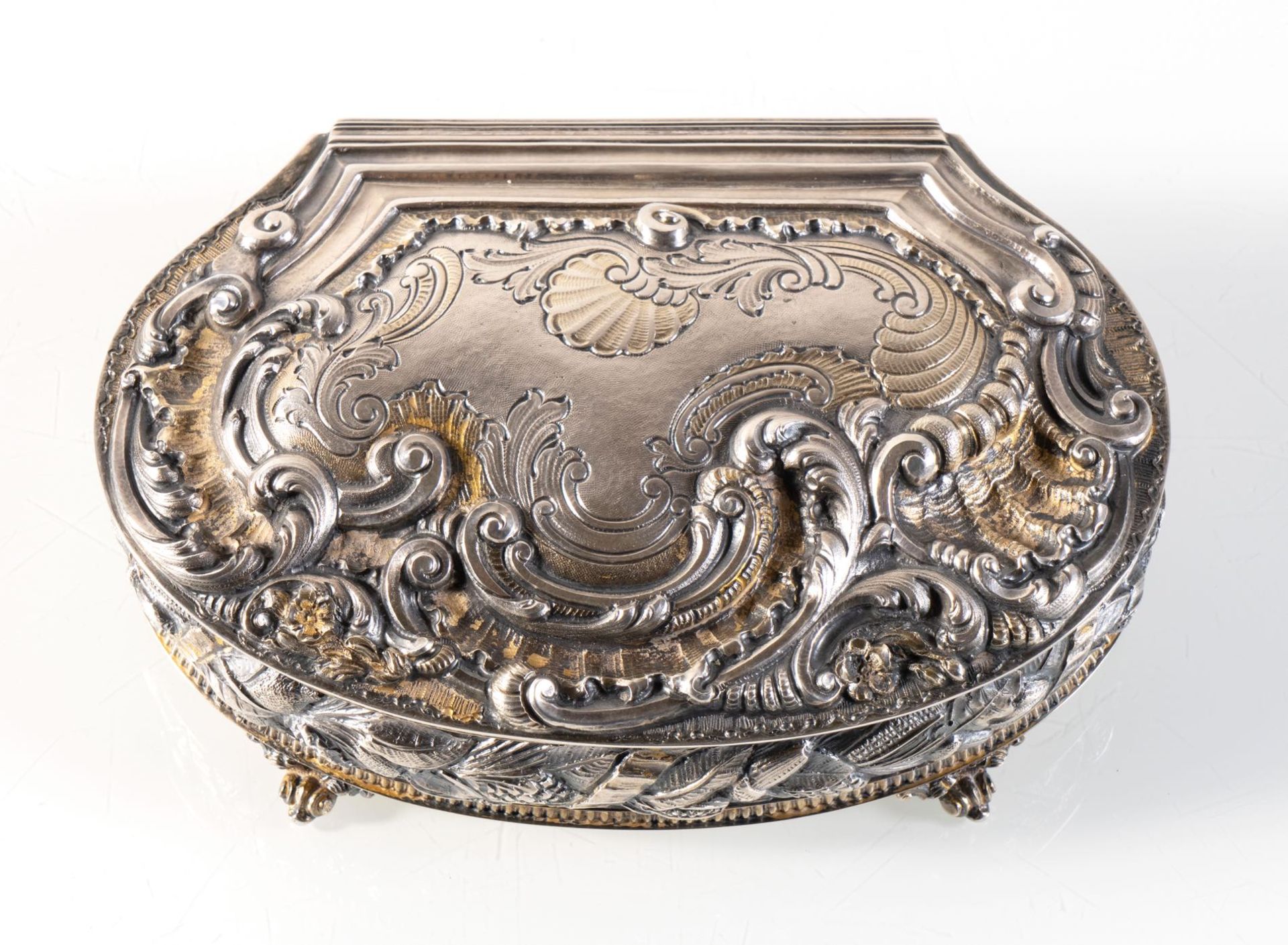 Argenteria Stefani, Scatola in argento di gusto Barocco, Bologna, XX secolo.Corpo a sezione ovale