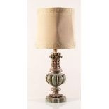 Lampada da tavolo in stile Seicentesco, XX secolo. Fusto in legno intagliato, laccato e argentato,
