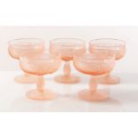 Cinque coppe da gelato in vetro rosa sabbiato di grosso spessore, Italia, XX secolo. Corpo a