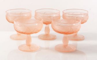 Cinque coppe da gelato in vetro rosa sabbiato di grosso spessore, Italia, XX secolo. Corpo a