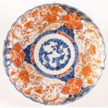 Piatto circolare con ricco decoro Imari in porcellana, Giappone, XIX secolo.Diametro cm 30.5