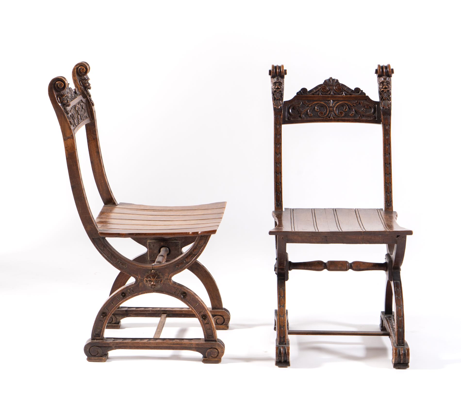 Coppia di sedie in stile neo-Rinascimentale in massello di noce, fine del XIX - inizi del XX - Image 2 of 2