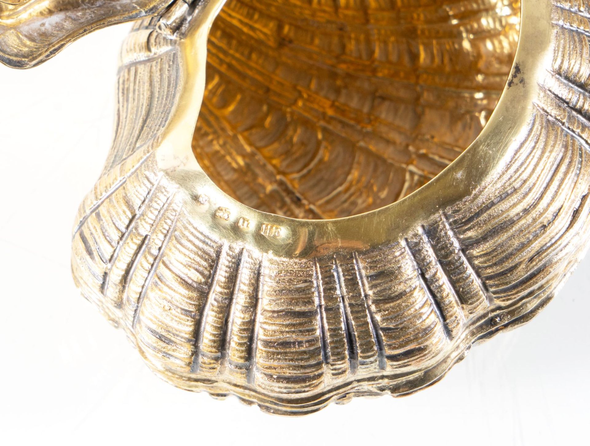 Scatola a forma di conchiglia in argento, Inghilterra, XX secolo. Corpo in argento e vermeil - Image 3 of 3
