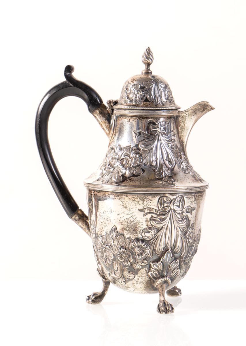 Caffettiera in argento, Birmingham, fine del XIX-inizi del XX secolo. Corpo riccamente lavorato a