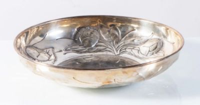 Centrotavola in argento cesellato a mano, Firenze, XX secolo. Corpo circolare, tesa decorata a