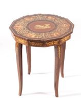 Tavolino in legno in stile Eclettico, XX secolo. Parte superiore riccamente decorata da