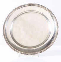 Piatto da portata circolare in argento, Italia, XX secolo. Corpo liscio, bordo San Marco, reca al