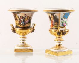 Coppia di vasi Medici in porcellana, Francia, prima metà del XIX secolo. Superficie decorata con