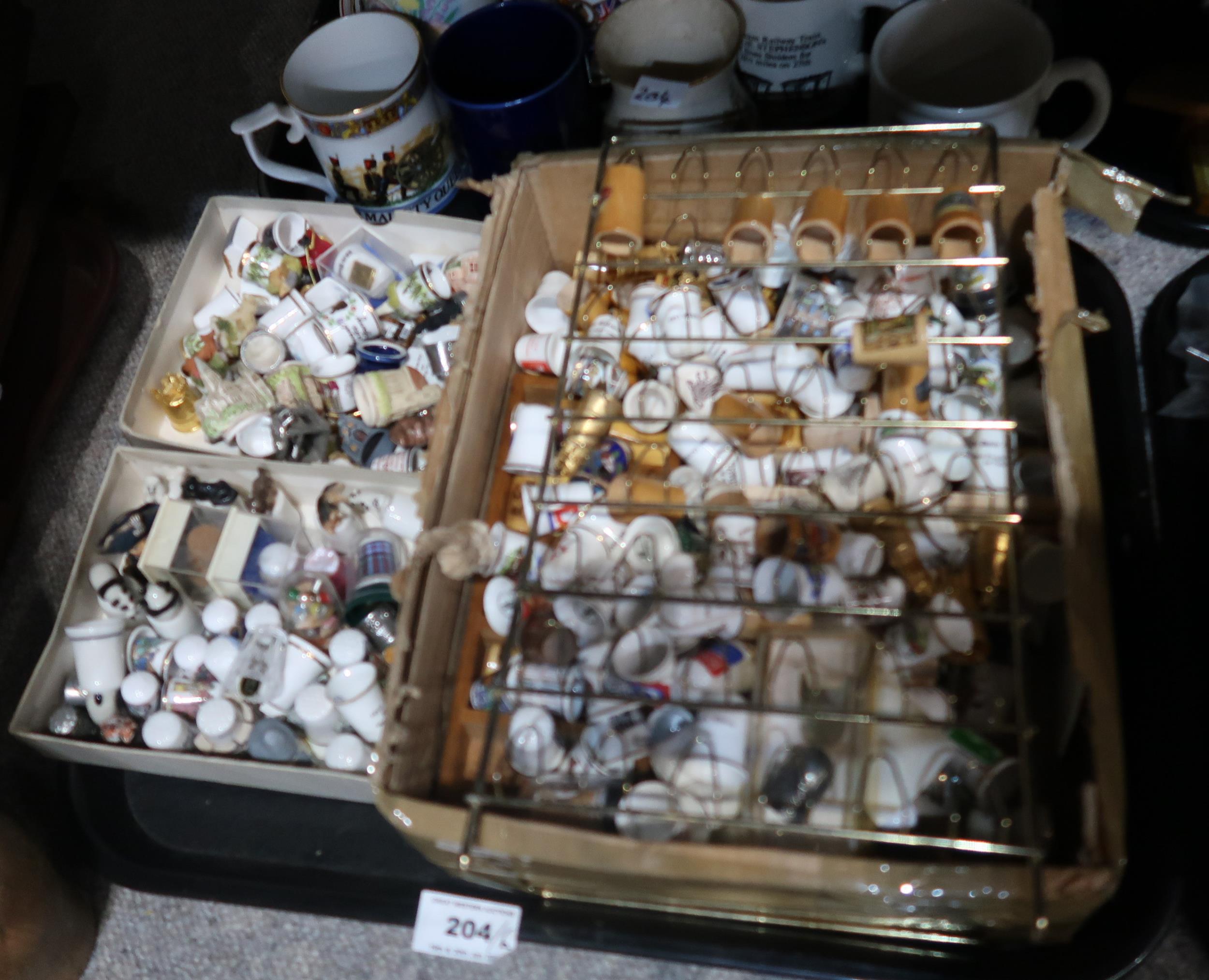 A lot comprising a large quantity of porcelain and white metal thimbles and a selection of - Bild 2 aus 3