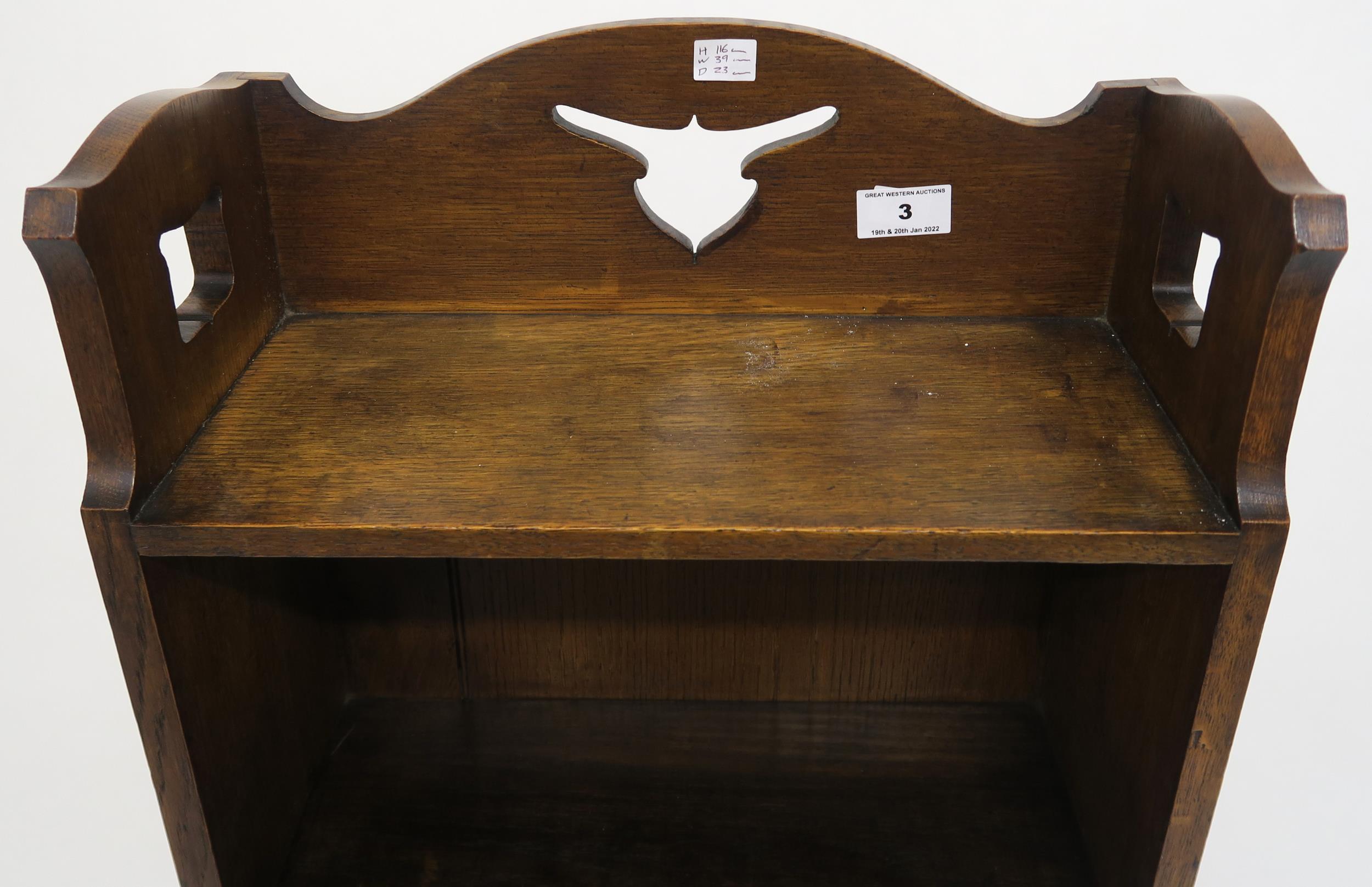 An early 20th century oak arts and crafts five shelf bookcase with pierced design to top shelf 116cm - Image 3 of 3