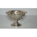 A silver sugar bowl with frilled rim and embossed foliate decoration, London 1900, 11.5cm