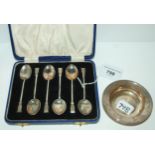 A lot comprising a cased set of six silver coffee spoons, Birmingham 1947 and a silver dish, 8.5cm