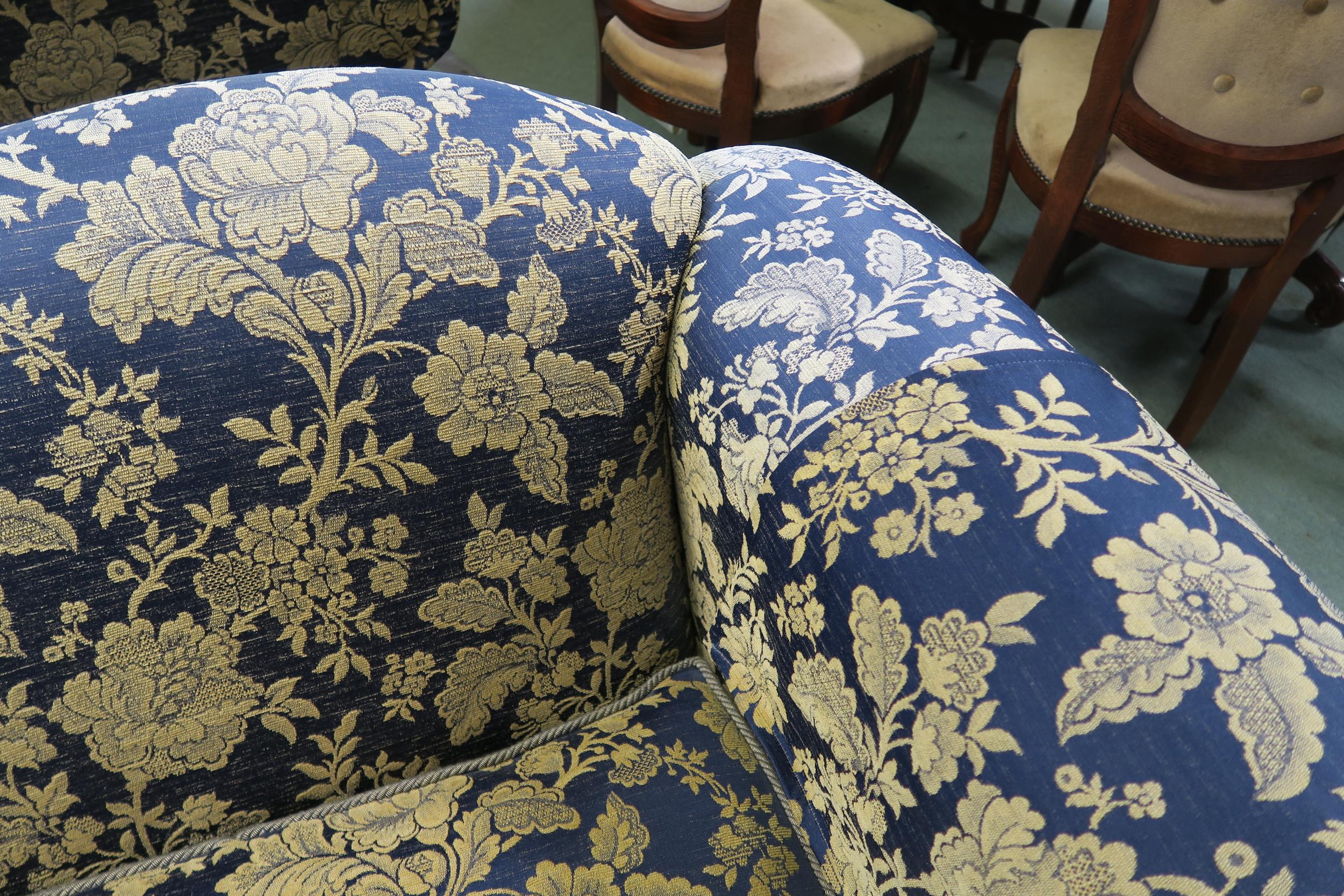 A contemporary Peter Guild floral upholstered settee, 80cm high x 202cm wide x 101cm deep - Image 4 of 4