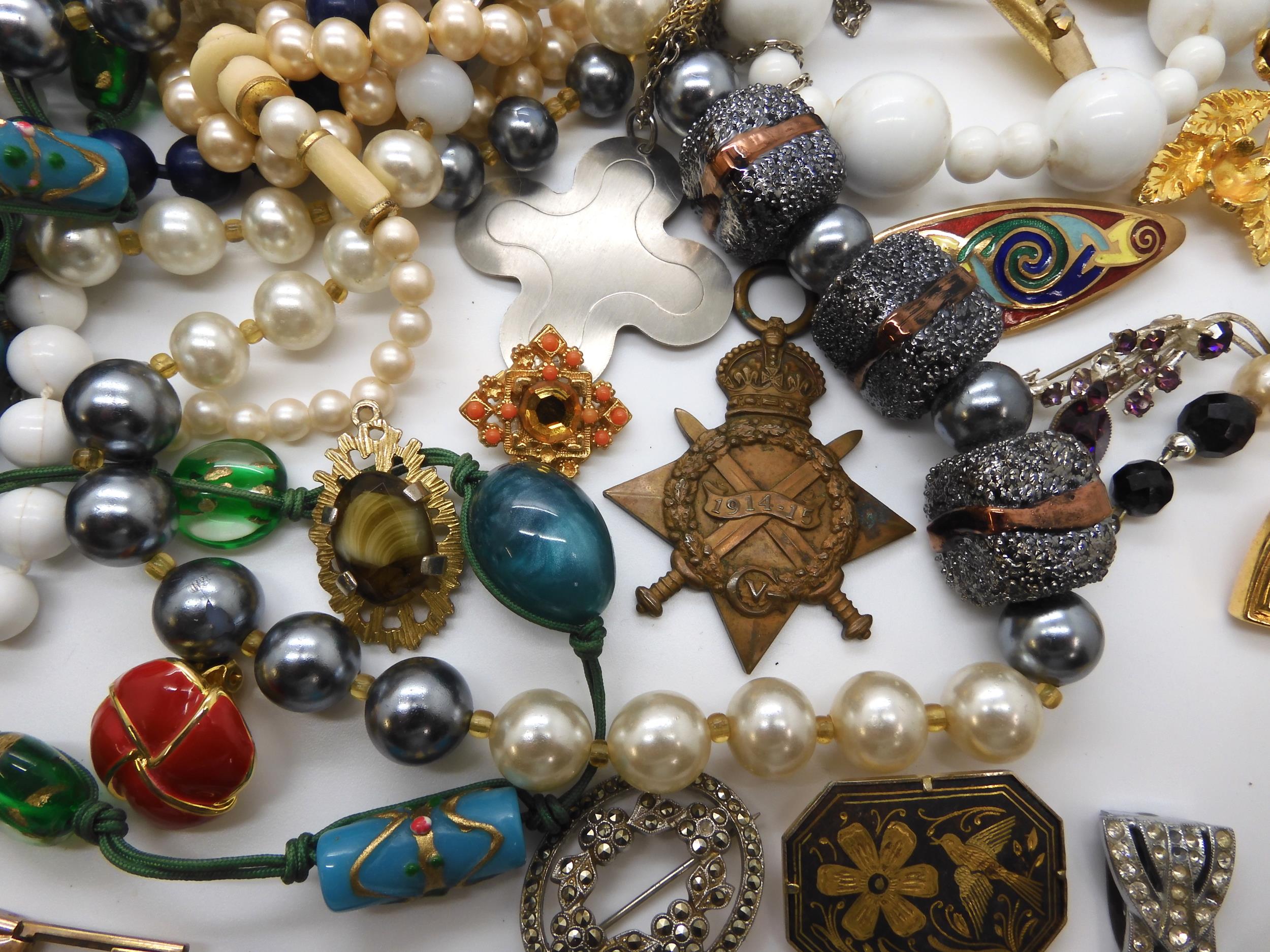 A collection of vintage costume jewellery to include beads brooches etc Condition Report:Condition - Image 3 of 7
