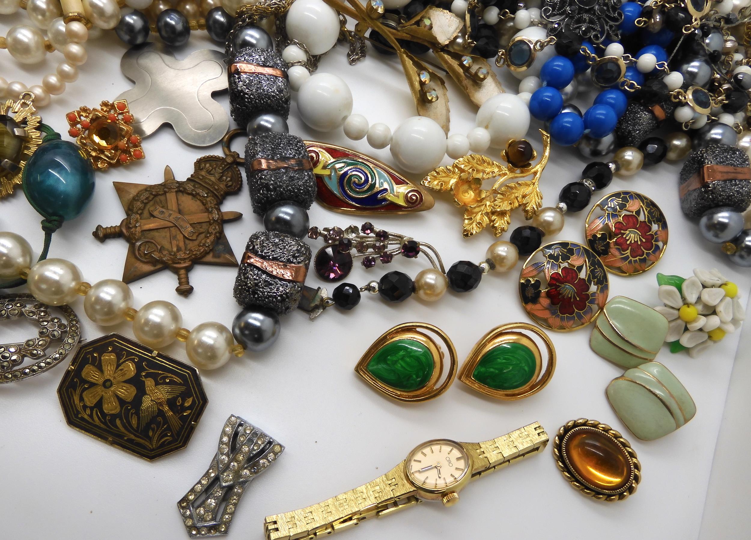 A collection of vintage costume jewellery to include beads brooches etc Condition Report:Condition - Image 7 of 7