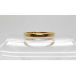 An 18ct gold wedding ring. size S, weight 2.8gms Condition Report:Available upon request