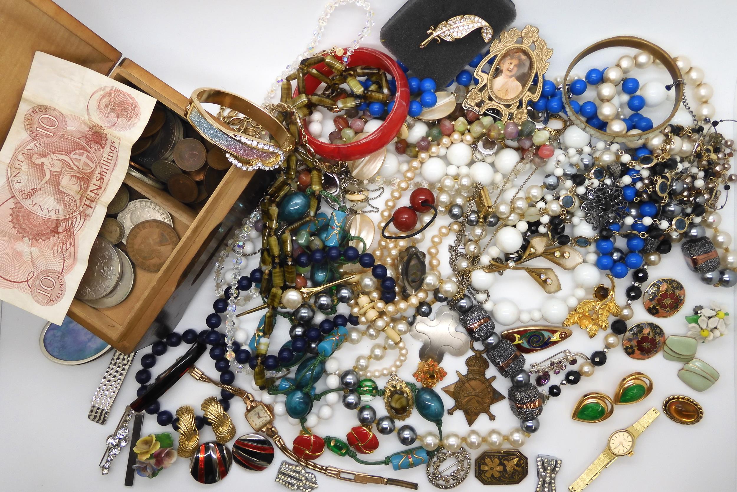 A collection of vintage costume jewellery to include beads brooches etc Condition Report:Condition - Image 2 of 7