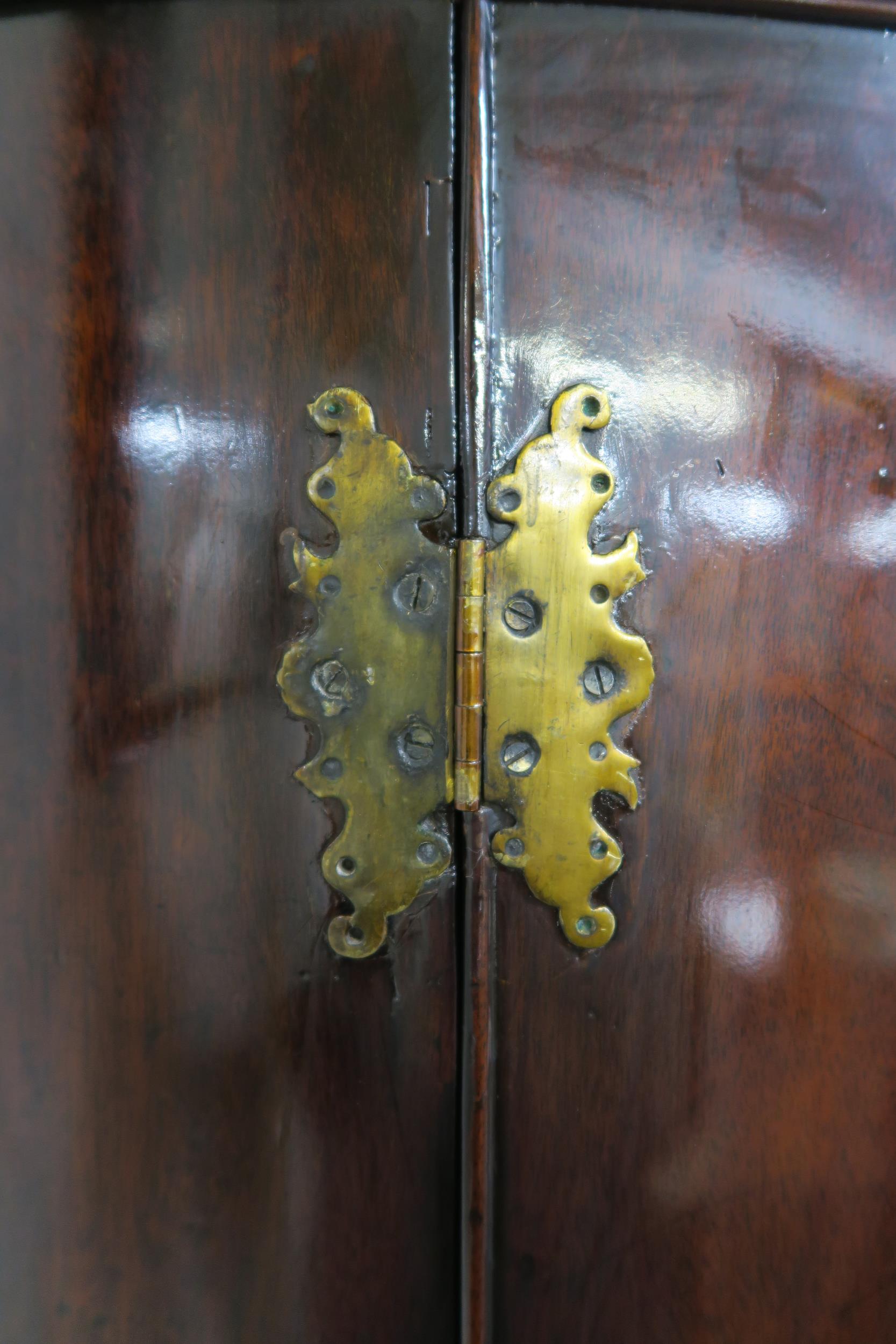 A Victorian stained oak dome front two door corner cabinet on stand, 179cm high x 80cm wide x 55cm - Bild 2 aus 5