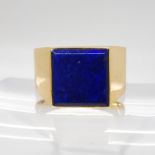 An 18k gold lapis lazuli gents signet ring, size V1/2, weight 8gms Condition Report:Available upon