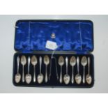 A cased set of twelve silver tea spoons with tings, Sheffield 1917, 165grams Condition Report: