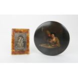 A PAPIER MACHE CIRCULAR SNUFF BOX the lid decorated with a courting couple in a tavern, 10cm