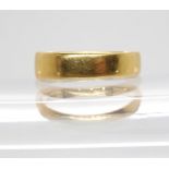 An 18ct gold Glasgow hallmarked wedding ring, dated 1902, finger size J, weight 2.5gms Condition