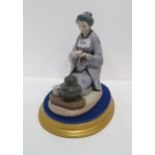 A Lladro model of a geisha kneeling Condition Report:Available upon request