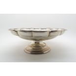 A George V silver comport, of scalloped form upon a stepped circular base, by Synyer & Beddoes,