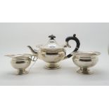 An Edwardian bachelors silver tea service, comprising teapot, sugar bowl and cream jug, the teapot