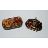 A tortoiseshell and gilt-metal mounted coin purse (af), 7cm wide and a animal horn snuff mull, (af),