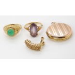 A 9ct gold green agate set ring, size N1/2, an amethyst ring size N, a 9ct back & front locket and a