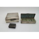 An Edwardian silver ring box, of rectangular form with hammered finish, a seven section velvet