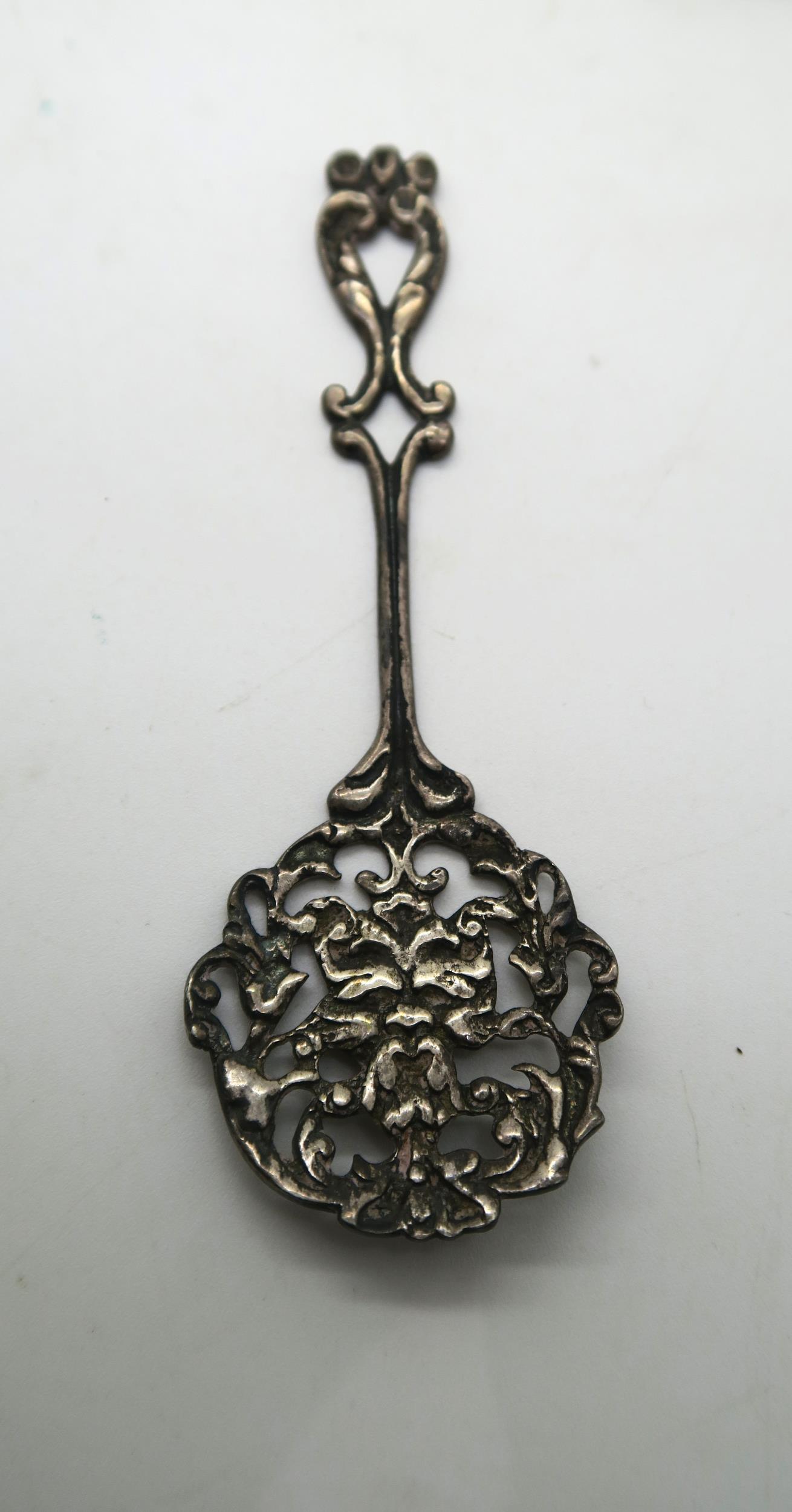 A collection of silver including a silver strainer spoon with pierced and engraved decoration of - Image 3 of 4