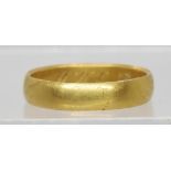 An 18ct gold wedding band, size S, 4.2gms Condition Report:Available upon request