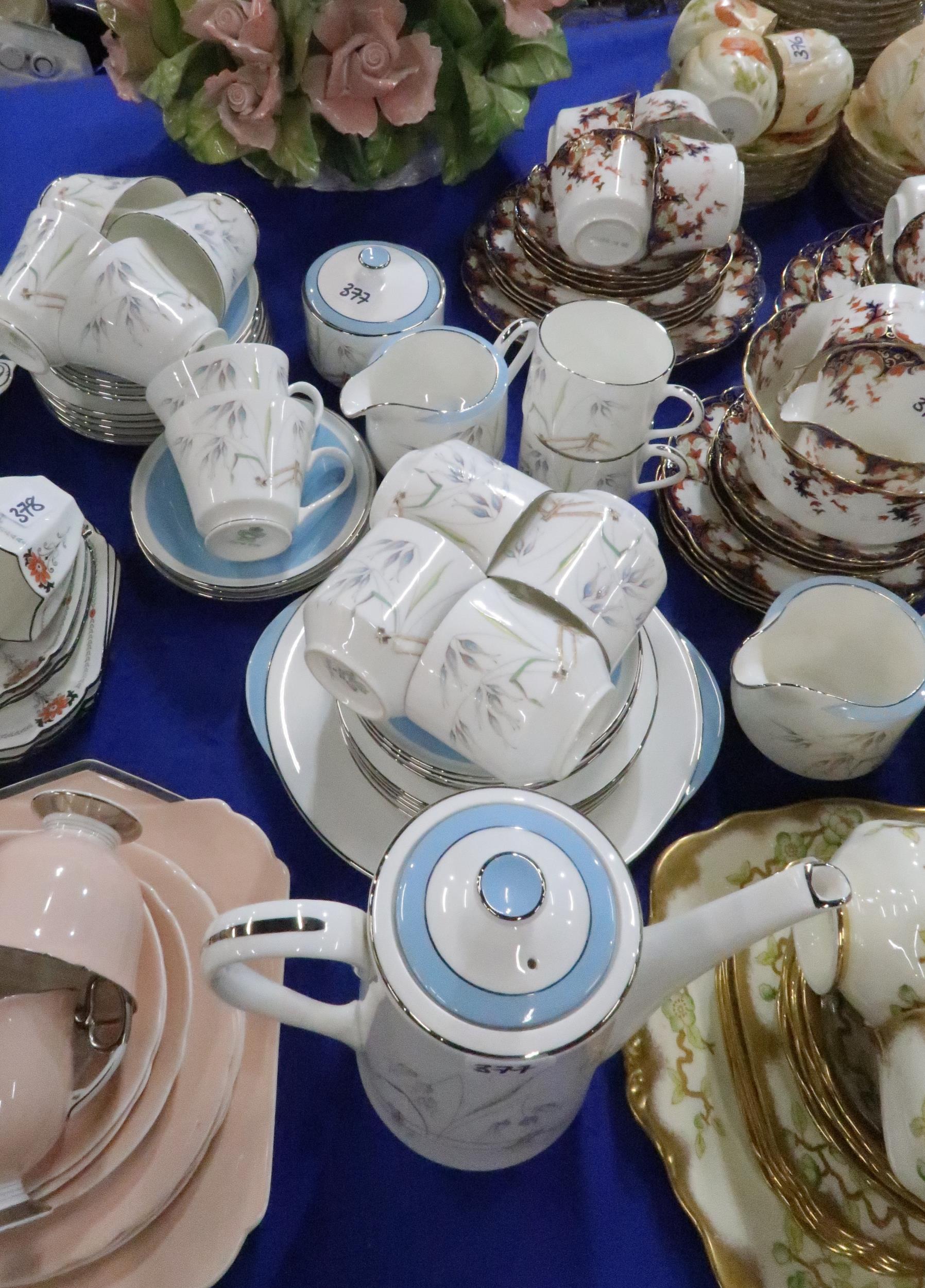 A Royal Albert Prunus blossom decorated teaset, a Aynsley Flying Wild teaset and a pottery rose - Bild 2 aus 2