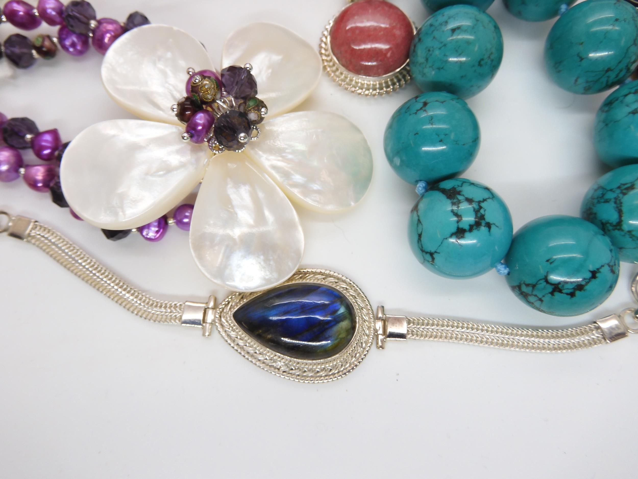 A silver sapphire raw gemstone ring, a  Butler & Wilson Bracelet, an agate necklace by Lola Rose, - Image 2 of 8