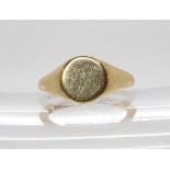 A 9ct gold heavy signet ring, hallmarked London 1977, size O1/2, weight 6gms Condition Report: