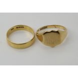 An 18ct gold wedding ring, size R, weight 3.5gms, together with a 9ct shield shaped signet ring (af)