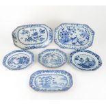 THREE CHINESE EXPORT BLUE AND WHITE ASHETS 31.5cm and 25.5cm wide and three plates, 23cm diameter (
