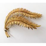 AN 18CT GOLD FERN BROOCH with London import marks for 1975, and the makers mark C&F for Cropp &