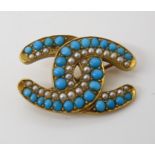 A VICTORIAN DOUBLE HORSESHOE BROOCH set with split pearls and turquoise. dimensions 3cm x 2cm,