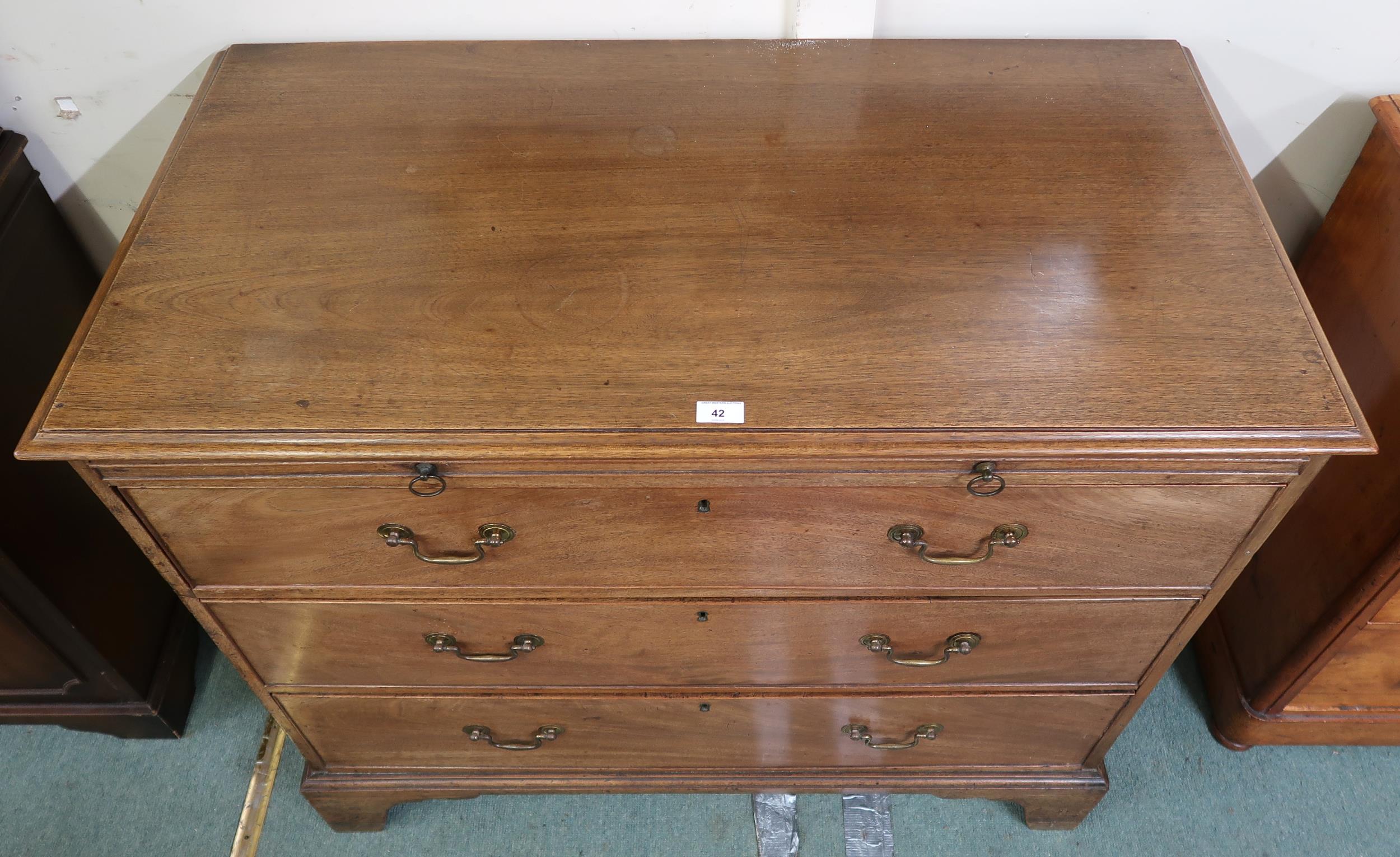 A Georgian mahogany three drawer chest on bracket feet, 99cm high x 111cm wide x 56cm deep Condition - Bild 2 aus 3