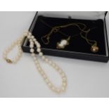 A 9ct cameo pendant and chain, a clam shell pendant with pearl and a 9ct (af) chain, weight together