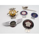 AUTOMOBILIA COLLECTABLES comprising; Rolls Royce related items badges, gifts etc Condition Report: